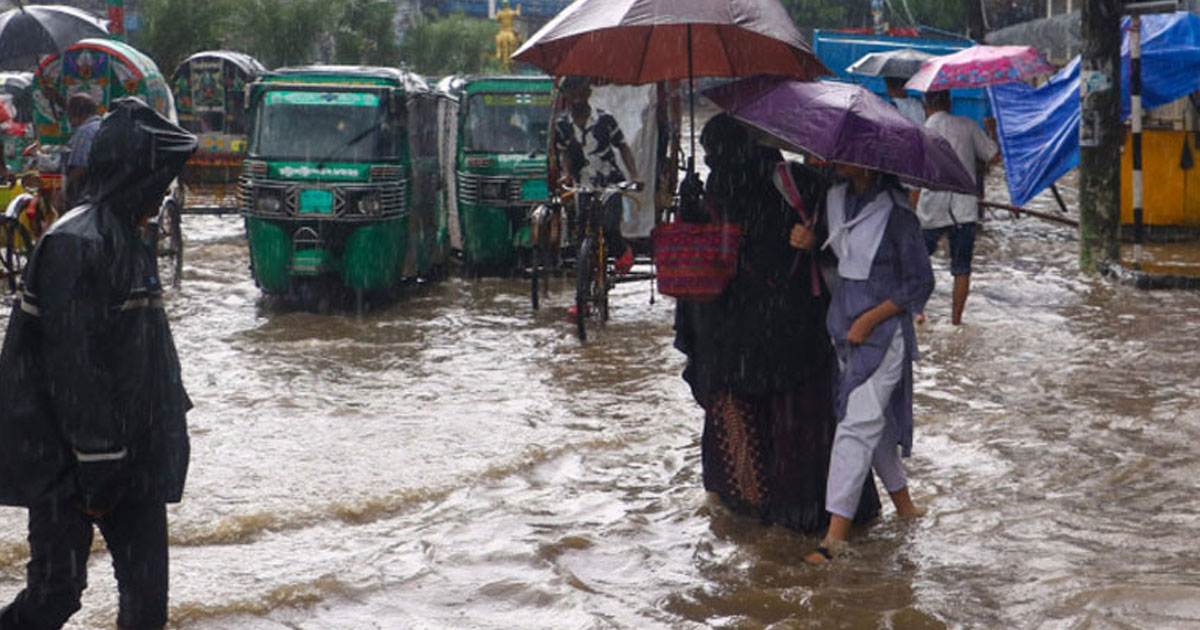 টানা বৃষ্টিতে চট্টগ্রাম নগরজুড়ে জলাবদ্ধতা, দুর্ভোগে নগরবাসী