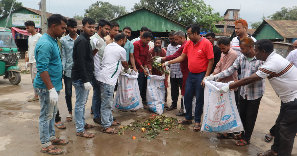 বদলগাছীতে হাট পরিষ্কার করলেন ছাত্রদল