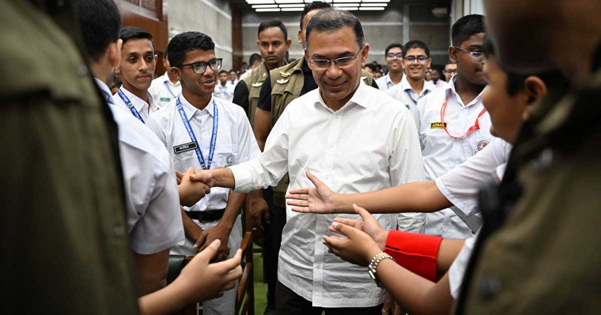 নিজ কলেজের শিক্ষার্থীদের সঙ্গে শুভেচ্ছা বিনিময় করলেন প্রধানমন্ত্রী