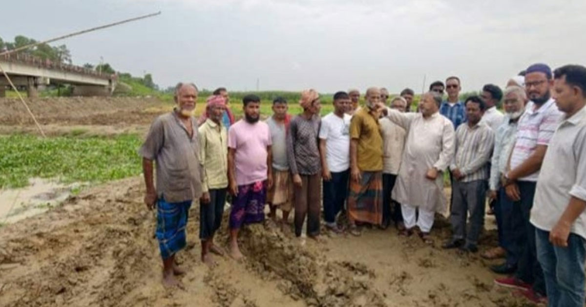 আত্রাই নদীর পানি বৃদ্ধি,  চলনবিলে রাত জেগে কৃষকদের বাঁধে পাহারা