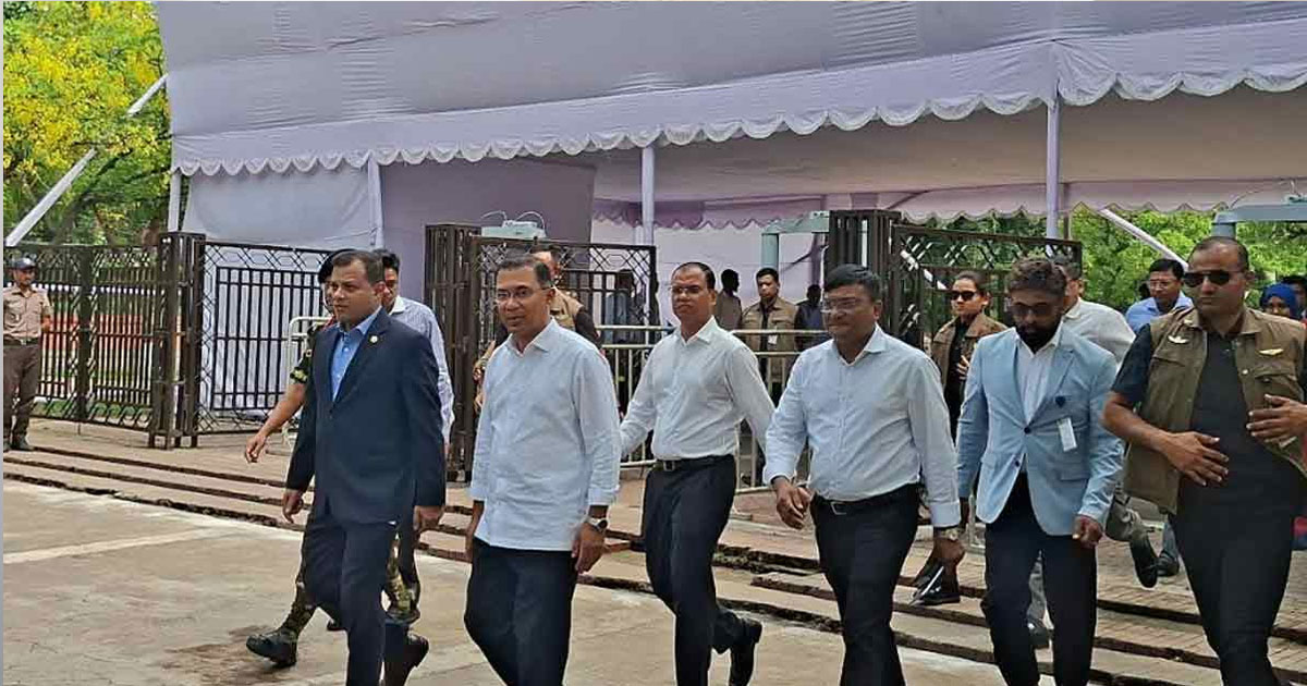 নিরাপত্তা কড়াকড়ি ভুলে জনতার কাতারে তারেক রহমান