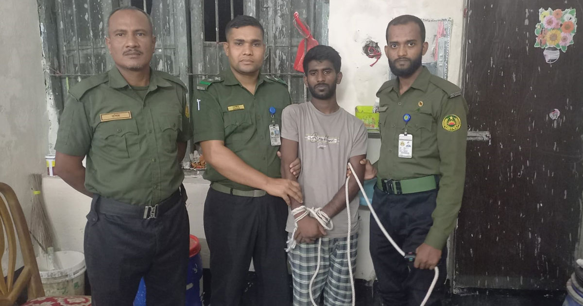 আনসার ও ভিডিপি প্রশিক্ষকের তৎপরতায় চোর আটক
