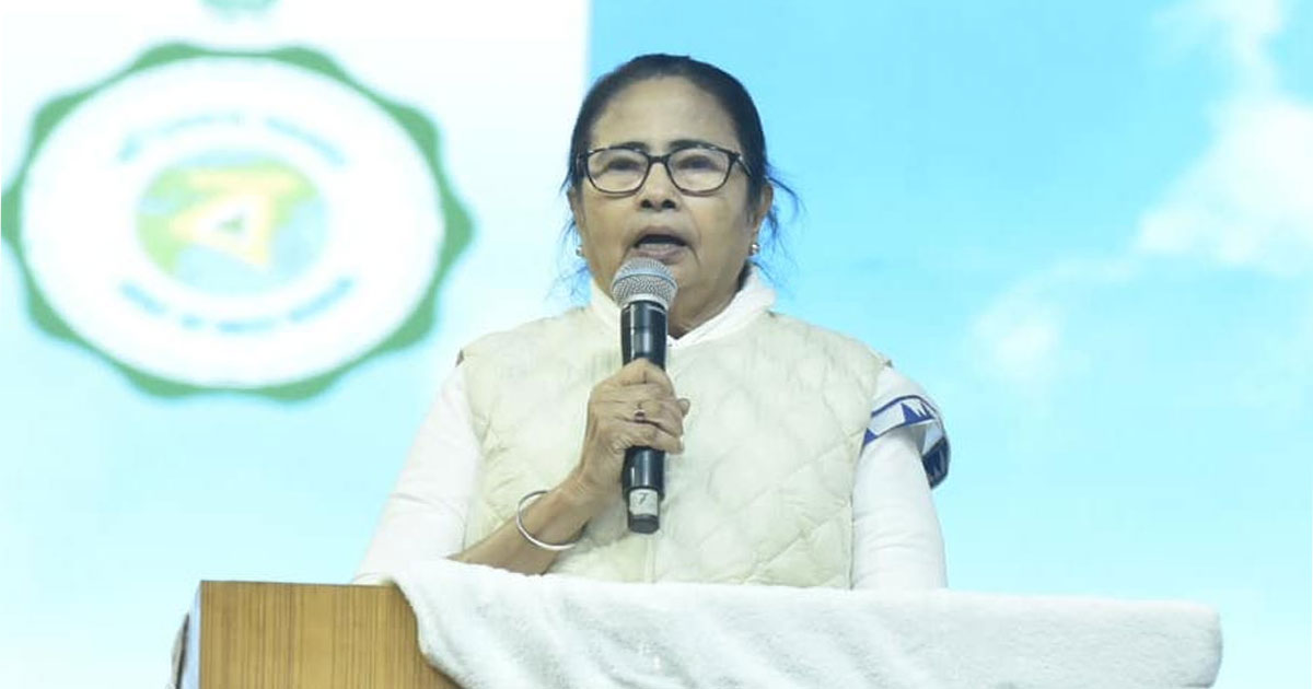 এবার এগিয়ে গেলেন মমতা