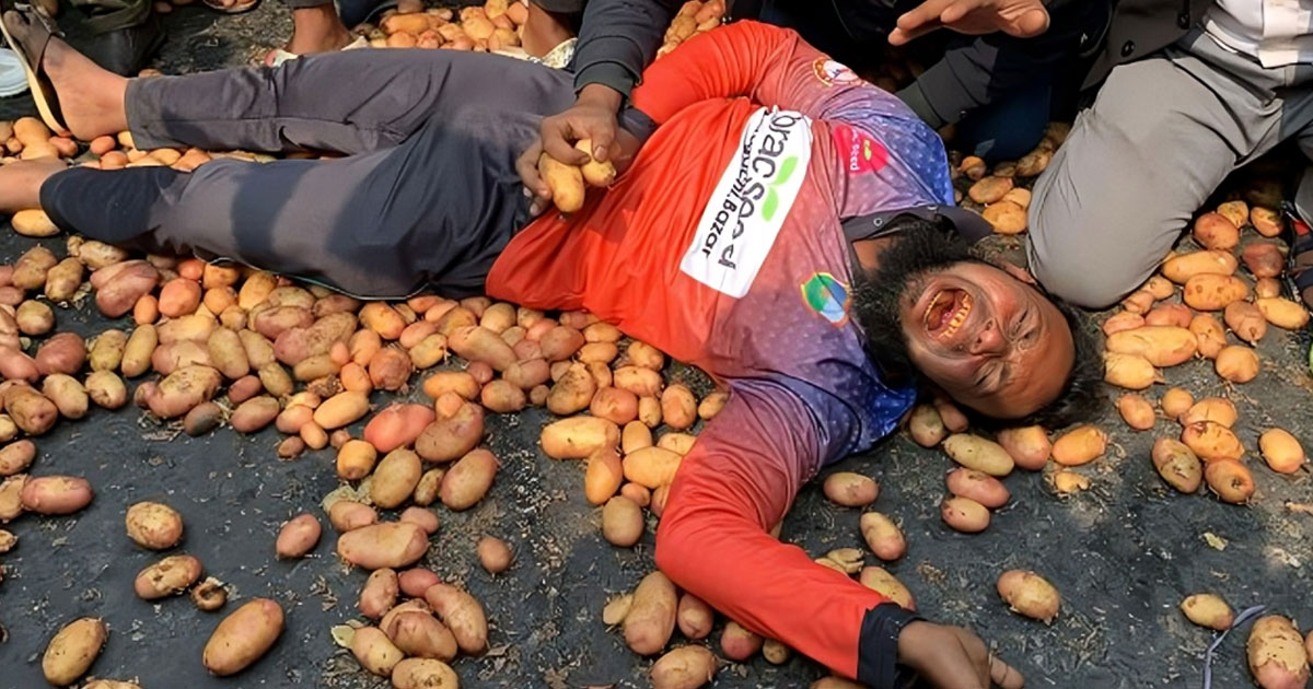 আলু এখন ‘গলার কাঁটা’