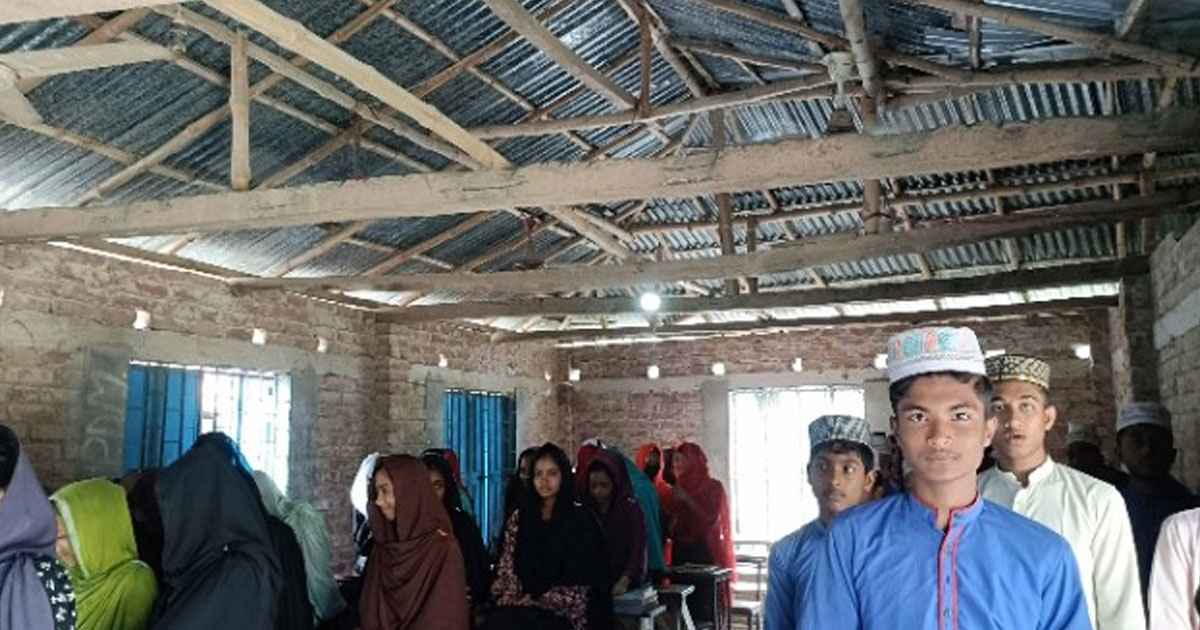 ৪২ বছরেও পাকা ভবন হয়নি মাদ্রাসা,মেঘ দেখলেই ছুটির ঘন্টা বাজায় দপ্তরি