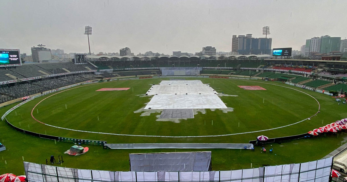 খেলা থামিয়ে দিল বেরসিক বৃষ্টি