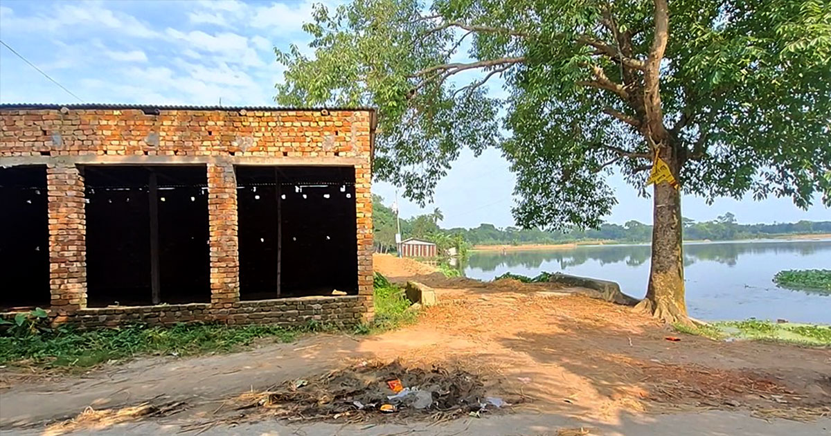 পাকুন্দিয়ায় কালভার্ট দখল করে বিএনপি নেতার বাড়ি নির্মাণ, পানির নিচে ৫০০ বিঘা ফসল