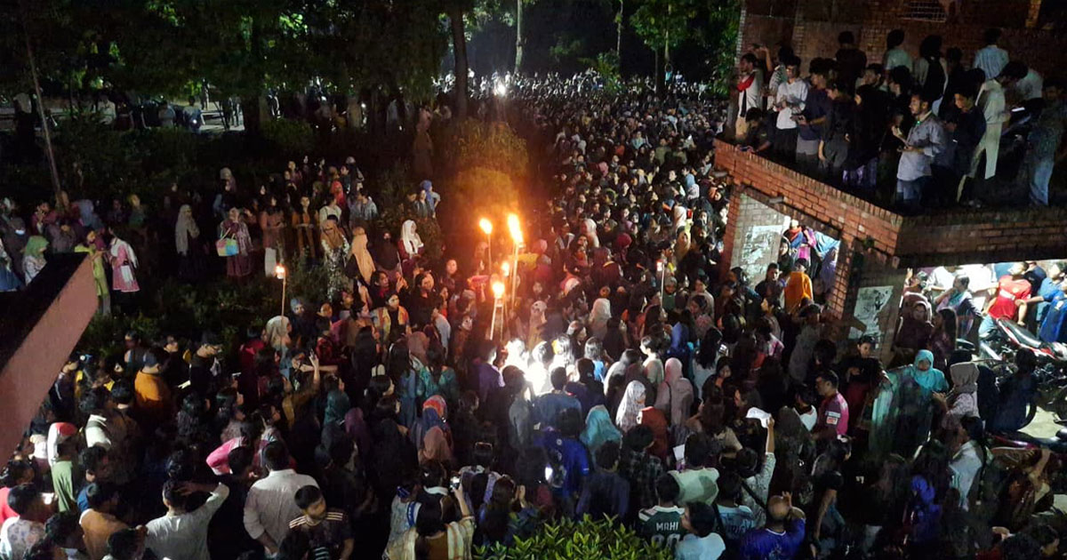 মধ্যরাতে উত্তাল জাহাঙ্গীরনগর
