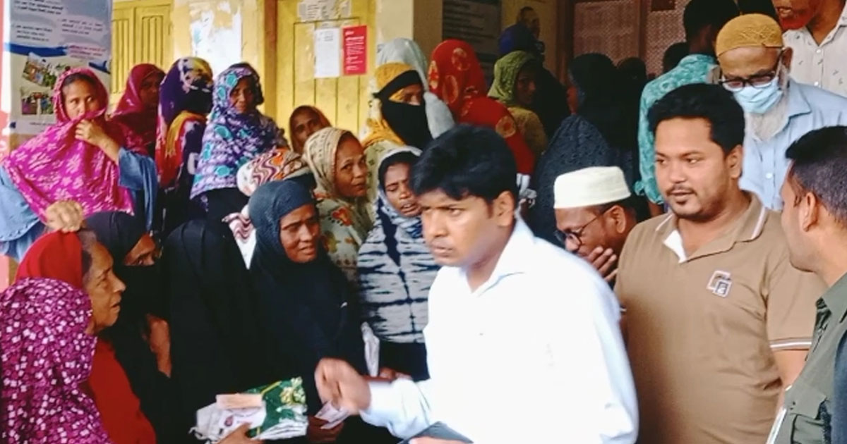 তারাকান্দায় ভিজিএফ এর চাল বিতরণ পরিদর্শনে ইউএনও