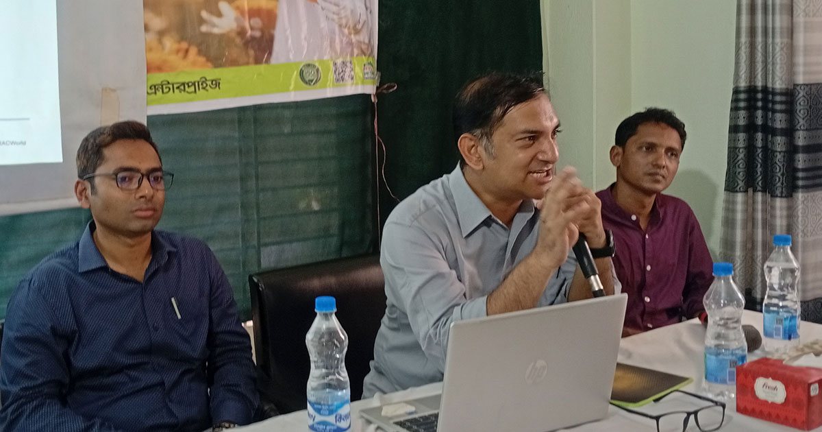 নড়াইলে আধুনিক পদ্ধতিতে মৌমাছি পালন প্রশিক্ষণ