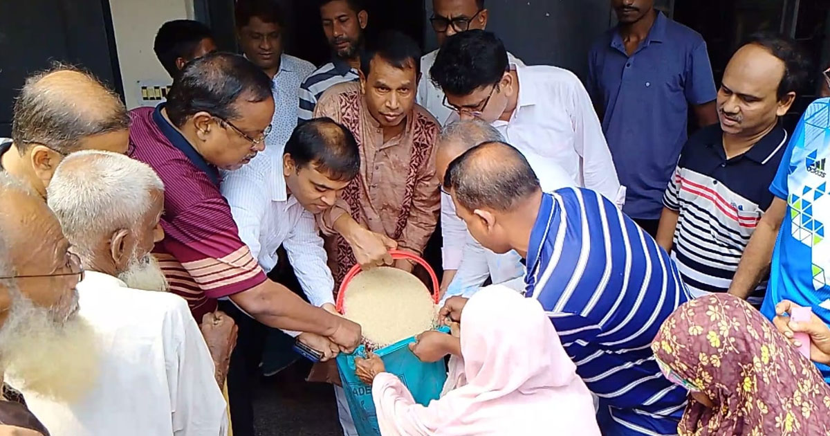 ঈদুল আজহা উপলক্ষে ঝিনাইদহে দুস্থদের মাঝে চাল বিতরণ