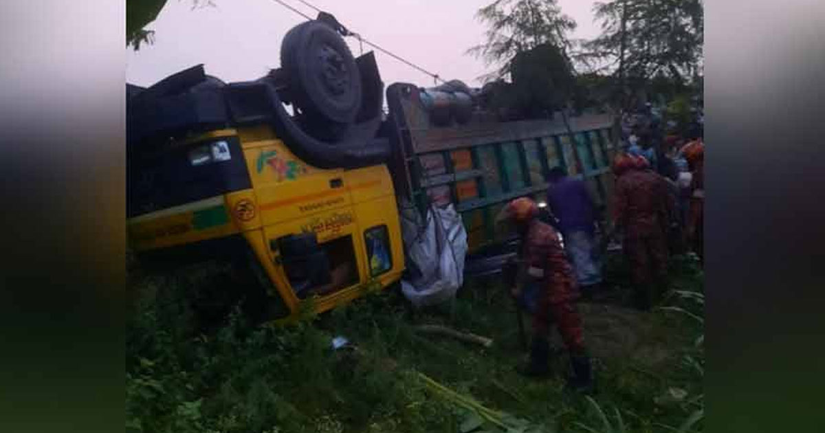 টাঙ্গাইলে রডভর্তি ট্রাক উল্টে নিহত ১৫