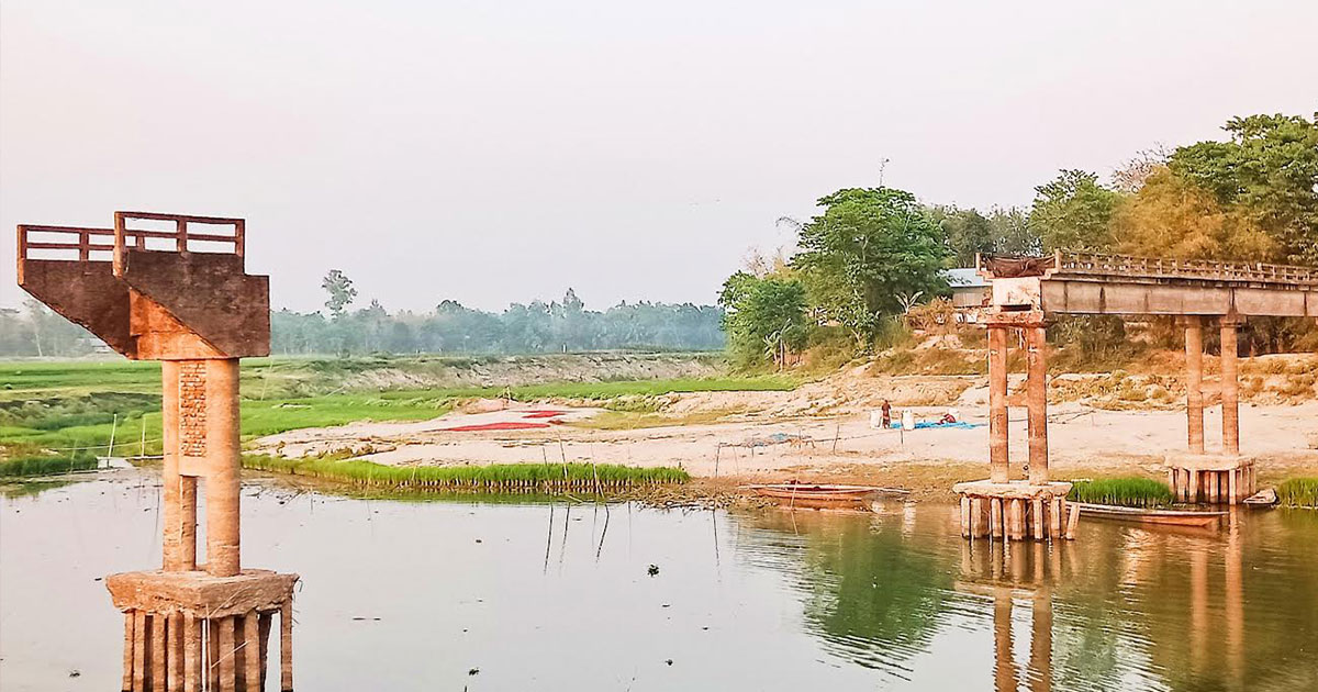 মেলান্দহে নদীতে বিলীন উর্মা ব্রিজ, চলাচলে ভোগান্তিতে দুই উপজেলার মানুষ