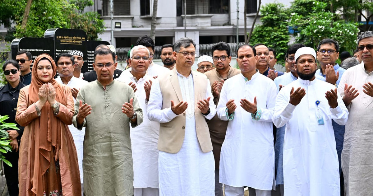 বিডিআর বিদ্রোহে নিহতদের কবর জিয়ারত করলেন প্রধানমন্ত্রী