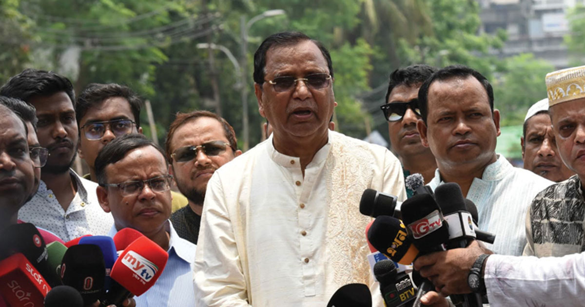 ঈদের দ্বিতীয় দিনেও বর্জ্য অপসারণে কাজ করছে ডিএসসিসি