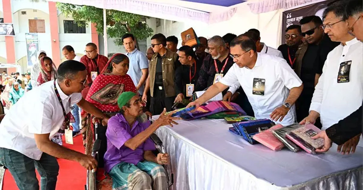 মানিক মিয়া অ্যাভিনিউয়ে বস্ত্র বিতরণ করলেন প্রধানমন্ত্রী