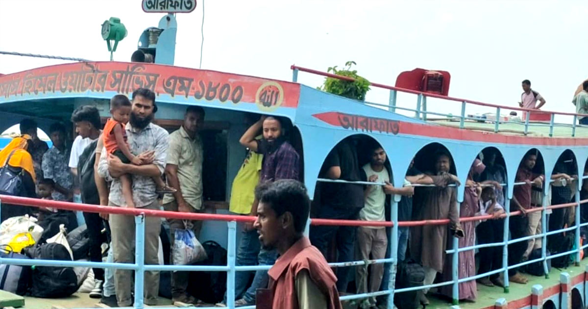 দৌলতদিয়া-পাটুরিয়া নৌরুটে অতিরিক্ত যাত্রী নিয়ে চলছে লঞ্চ