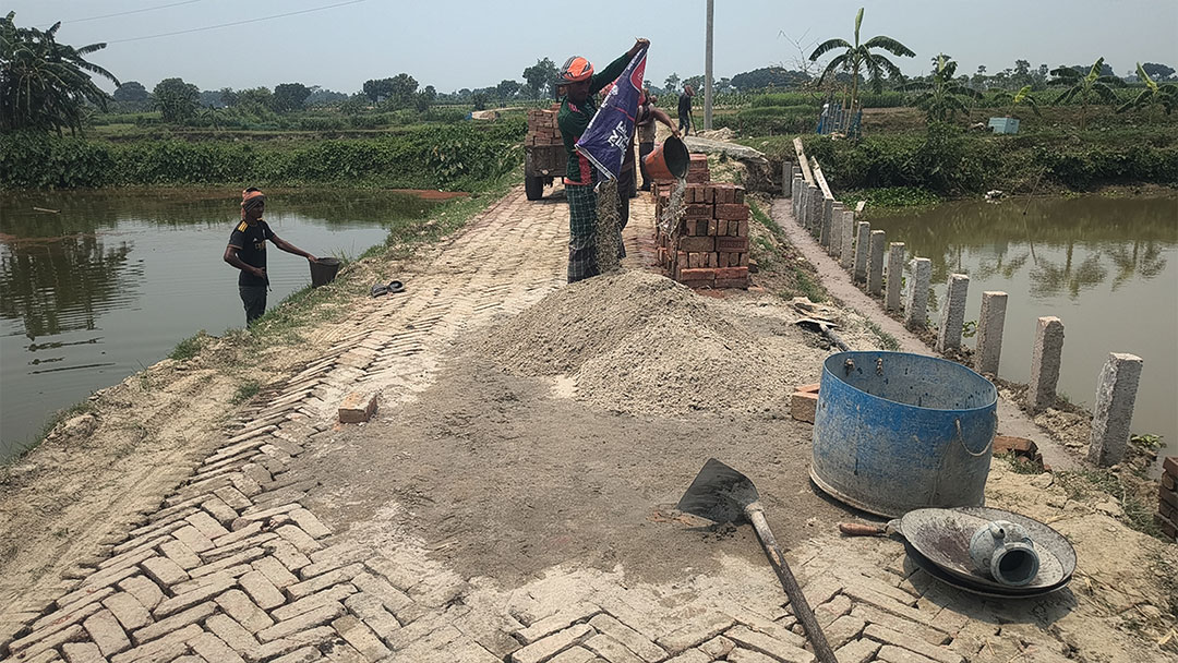 ৩৬ লাখ টাকার নতুন রাস্তা, কাজ শেষ না হতেই নড়বড়ে