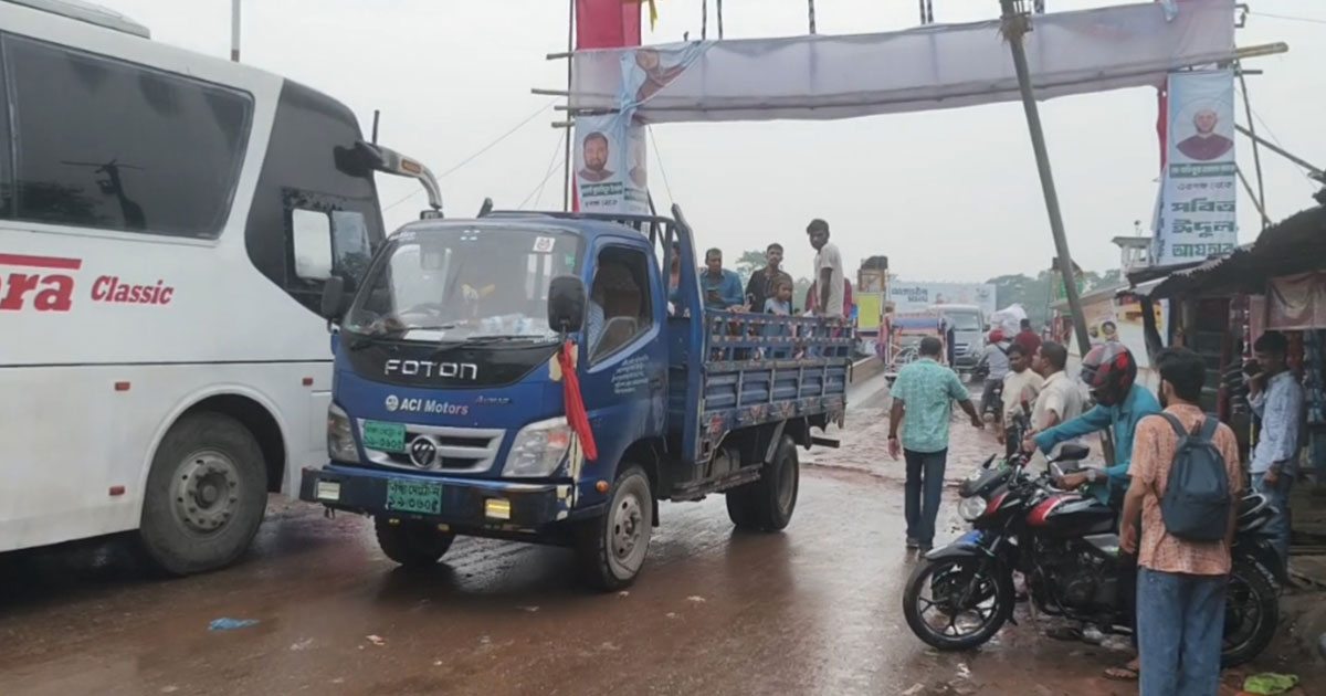 বাউফলে বাস সিন্ডিকেটের অভিযোগ: যাত্রীদের ভোগান্তি