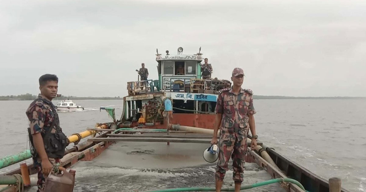 নদী থেকে অবৈধ বালি উত্তোলনে ২ কার্গসহ আটক ৫