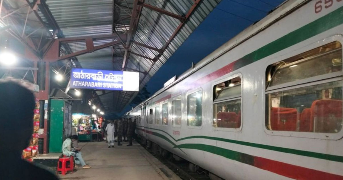 ইঞ্জিনে আগুন লাগার সাড়ে তিন ঘণ্টা পর সচল হলো বিজয় এক্সপ্রেস ট্রেন