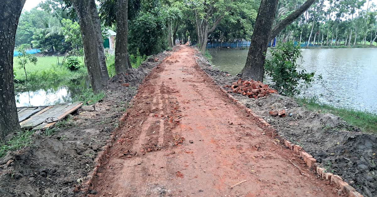 শাহরাস্তিতে ১২ বছর পর সড়ক সংস্কার, তাতেও অনিয়মের অভিযোগ