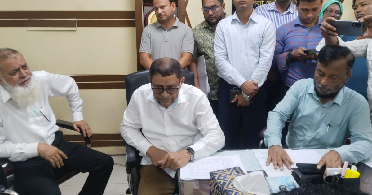 নোয়াখালী হাসপাতালের অনিয়ম-অব্যবস্থাপনায় ক্ষুব্ধ স্বাস্থ্যমন্ত্রী