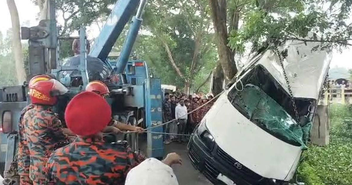 মুন্সিগঞ্জে ১১ যাত্রী নিয়ে মাইক্রোবাস খাদে, নিহত ১
