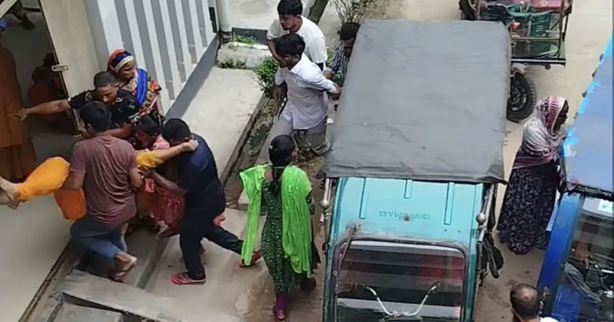 গাজীপুরে পোশাক কারখানায় পানি পান করে অসুস্থ ২ শতাধিক শ্রমিক
