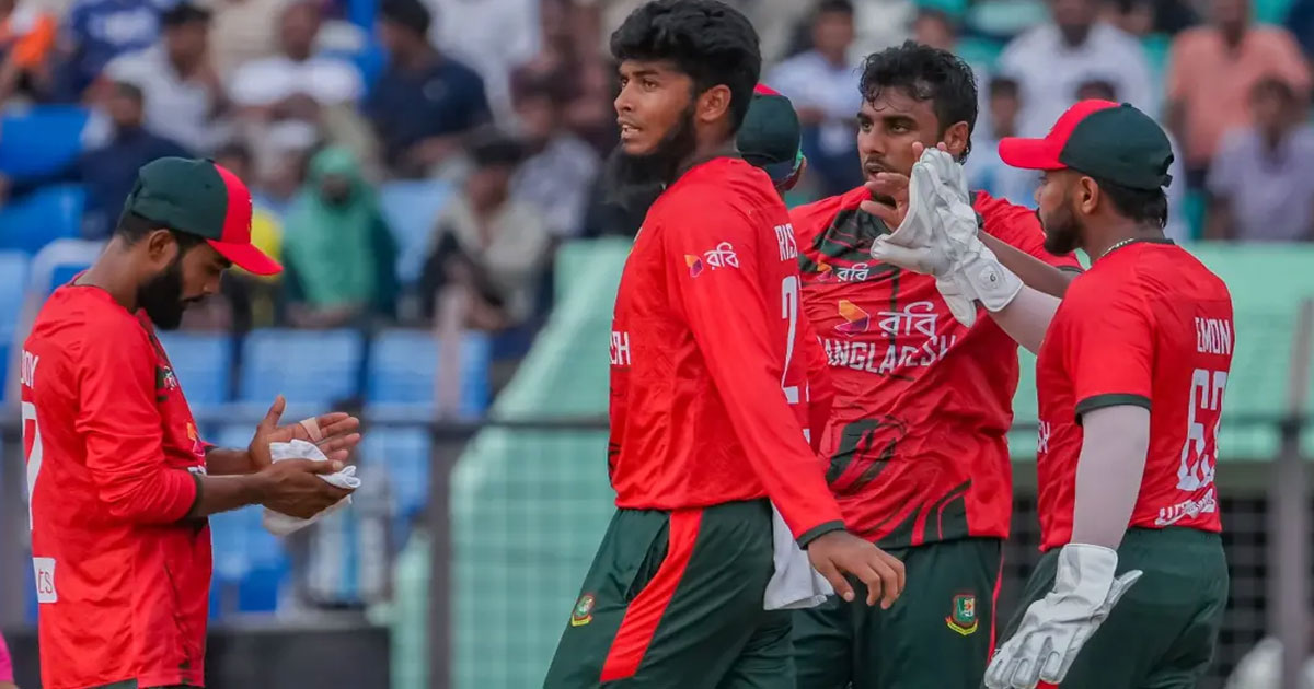 পাওয়ার প্লেতেই তিন উইকেট হারাল অস্ট্রেলিয়া