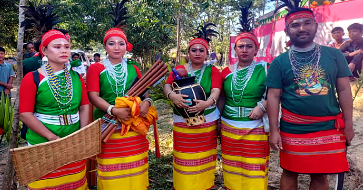 আধুনিকতার আগ্রাসনে হারিয়ে যাচ্ছে গারোদের পোশাক ‘দকমান্দা’