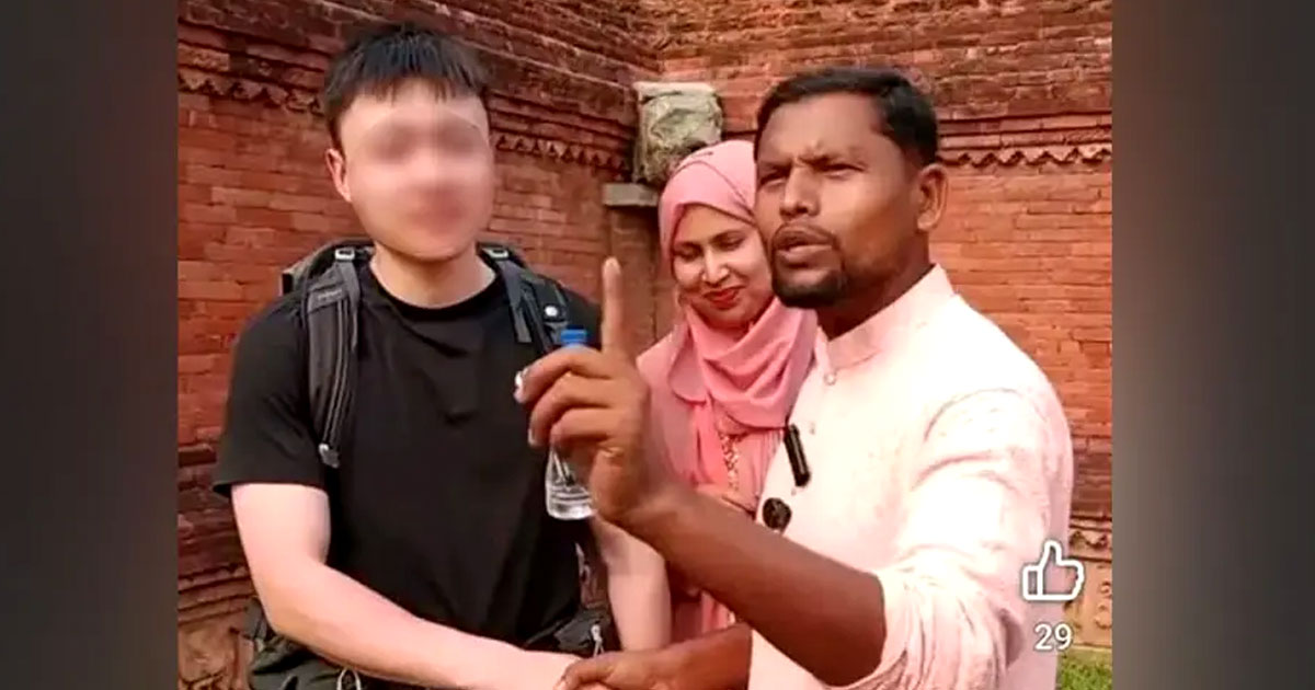 পাহাড়পুরে চীনা পর্যটককে হেনস্তা: টিকটকার ‘হিরো নানা’ গ্রেপ্তার