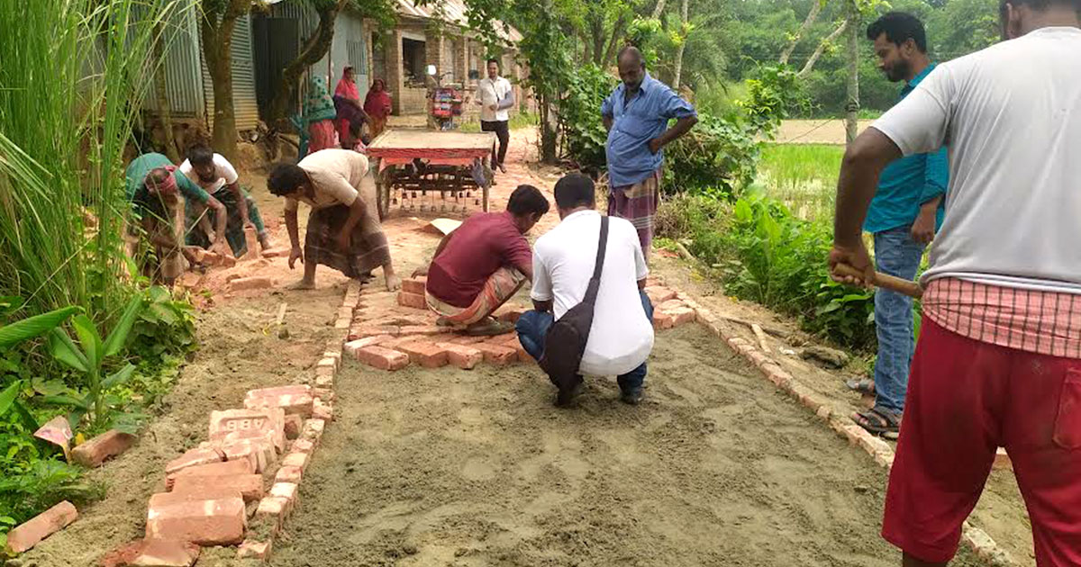 নওগায় গুরুত্বপূর্ণ কাঁচা সড়কে ইট সোলিং নির্মাণ, ৬০ পরিবারে স্বস্তি