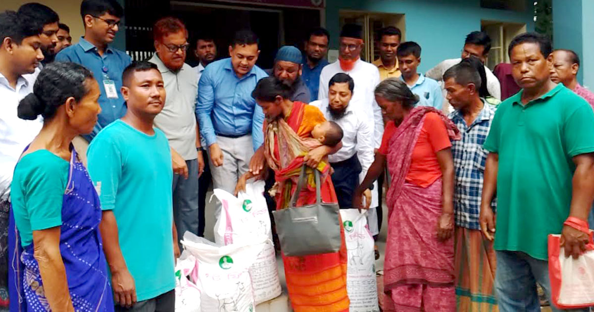 হালুয়াঘাটে ক্ষুদ্র নৃ-গোষ্ঠীর মাঝে পশুখাদ্য ও উপকরণ বিতরণ