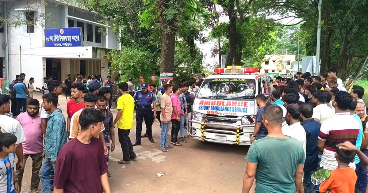 লক্ষ্মীপুরে মা-মেয়েসহ চারজনকে কুপিয়ে হত্যা, গণপিটুনিতে হামলাকারীর মৃত্যু