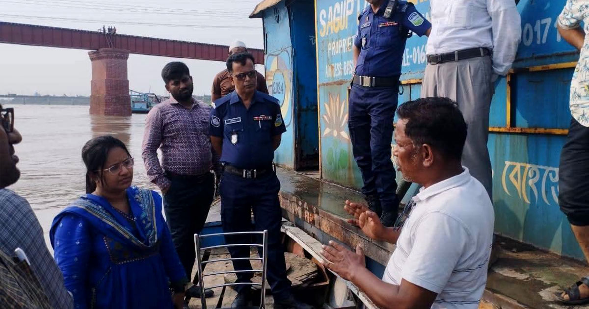 ময়মনসিংহে অবৈধ বালু উত্তোলনবিরোধী অভিযানে ১১টি ড্রেজার ধ্বংস