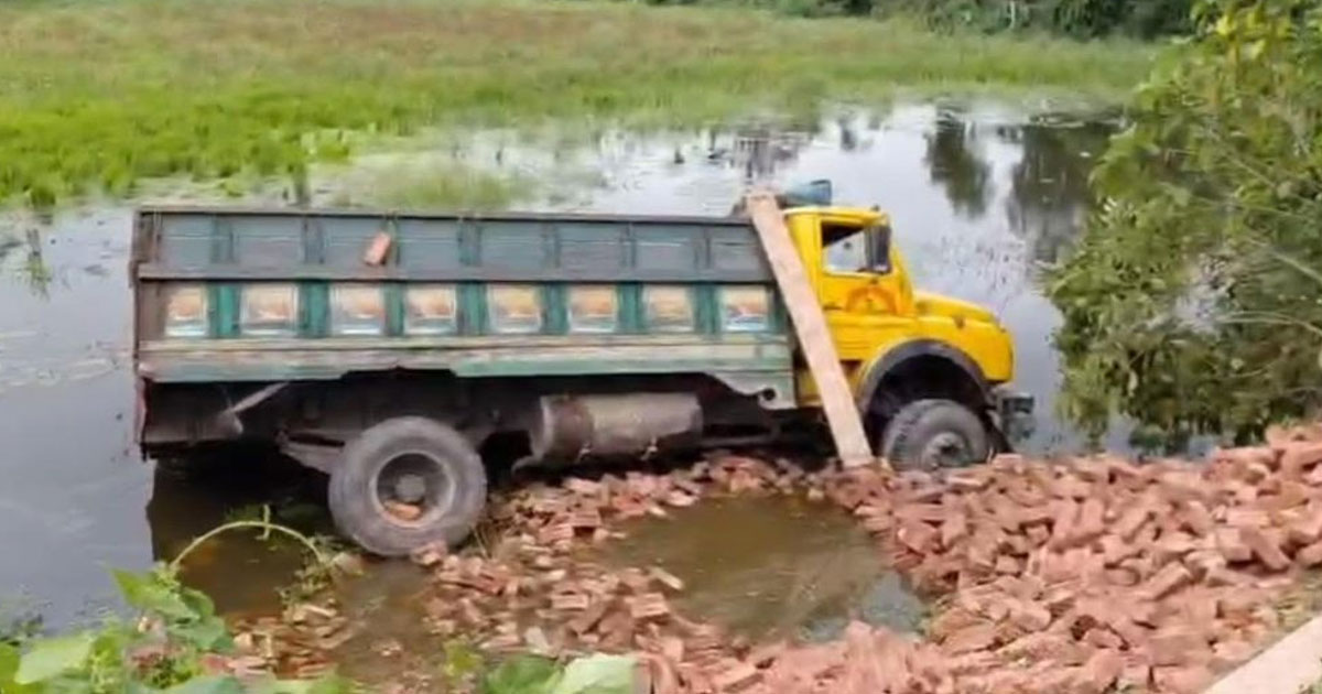 ব্রাহ্মণবাড়িয়ায় ইটবোঝাই ট্রাক খাদে পড়ে ২ শ্রমিক নিহত