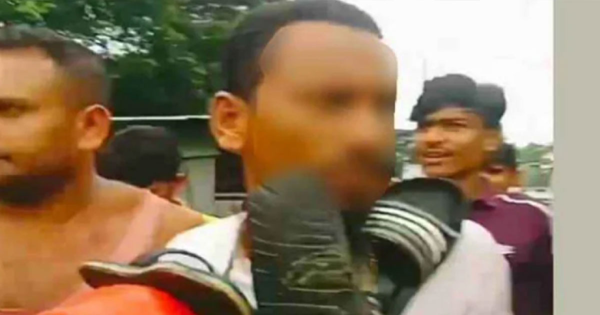 মাদ্রাসায় শিশুকে যৌন হয়রানির অভিযোগ, শিক্ষকের গলায় জুতার মালা
