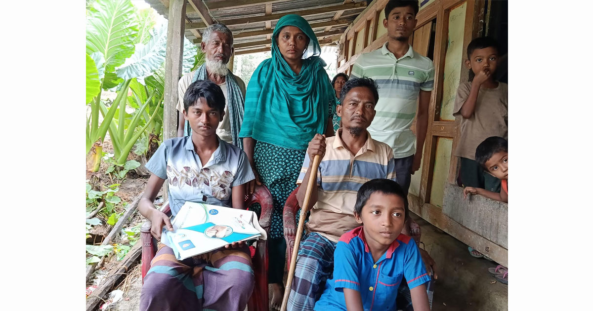 প্রতিবন্ধী সন্তান আর নিজের ব্লাড ক্যান্সারে দিশেহারা আনিসুর, সাহায্য চান বিত্তবানদের