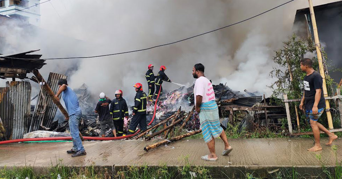 নারায়ণগঞ্জে আগুনে পুড়ল ঝুটের গুদাম, ক্ষতি ৪০ লাখ টাকা