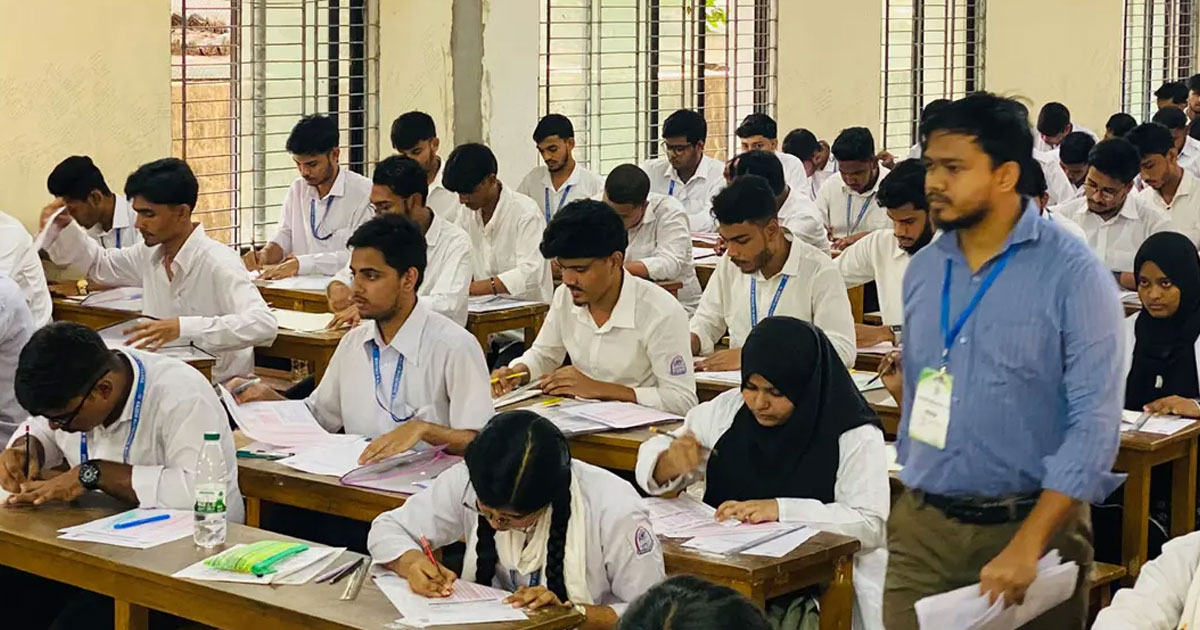 এইচএসসির প্রথম দিনে অনুপস্থিত ২৫ হাজার, বহিষ্কার ৭ পরীক্ষার্থী