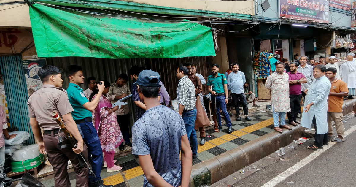 নিষিদ্ধ ঘোষিত পলিথিন ব্যবসায়ীর বিরুদ্ধে ভ্রাম্যমাণ আদালতের অভিযান