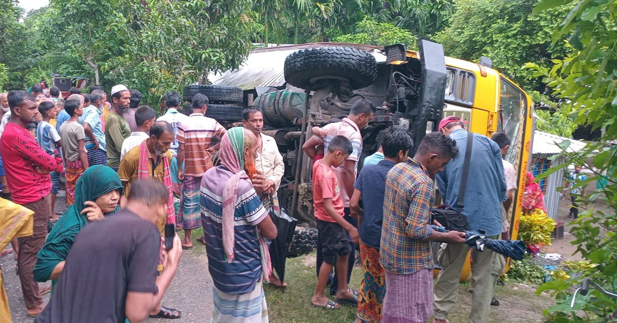 পাথর বোঝাই ট্রাক উল্টে পড়ল ঘরের ওপর, প্রাণ গেল শিক্ষার্থীর
