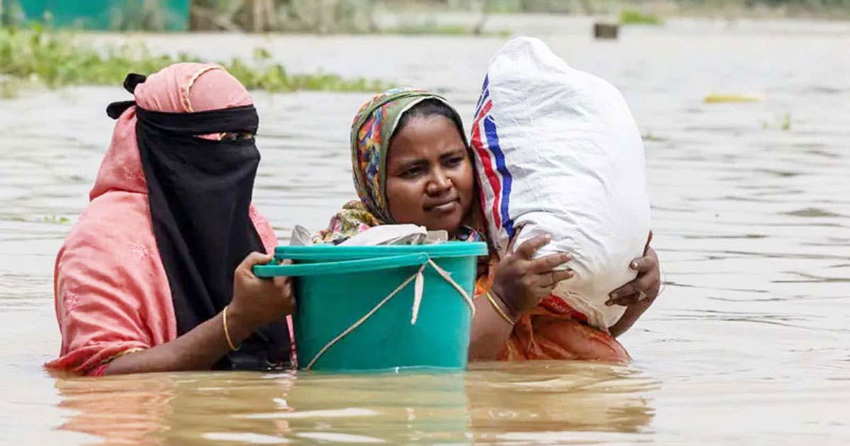 ভারী বৃষ্টিতে বিপর্যস্ত জনজীবন, ৪ বিভাগে বন্যার পূর্বাভাস