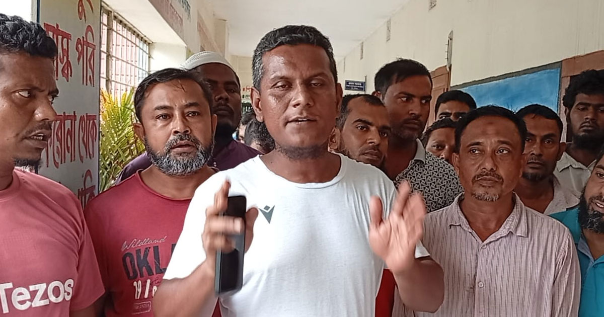 শিক্ষা অফিসার ষ্ট্যান্ড রিলিজ নৈশ প্রহরীদের বকেয়া বেতন দাবীতে বিক্ষোভ