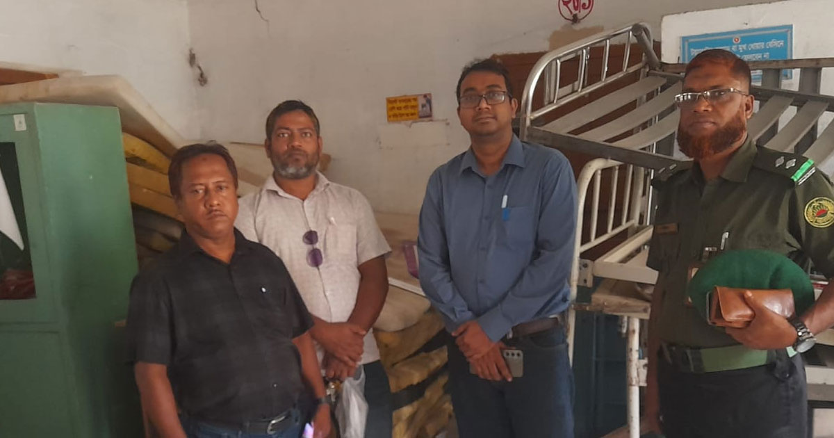 উজিরপুর স্বাস্থ্য কমপ্লেক্সের তালাবদ্ধ কক্ষে বিপুল সরকারি ওষুধ-সরঞ্জাম উদ্ধার