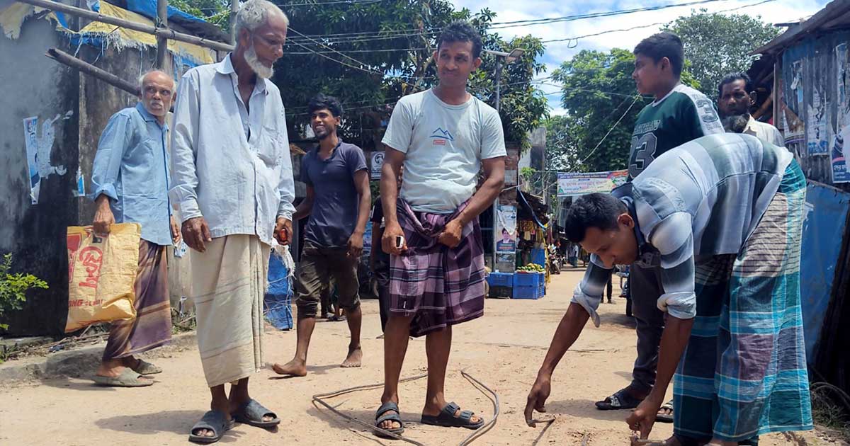 মরণফাঁদ ফরিদগঞ্জের আষ্টা বাজার সেতু, ঝুঁকি নিয়ে পারাপার হাজারো মানুষের