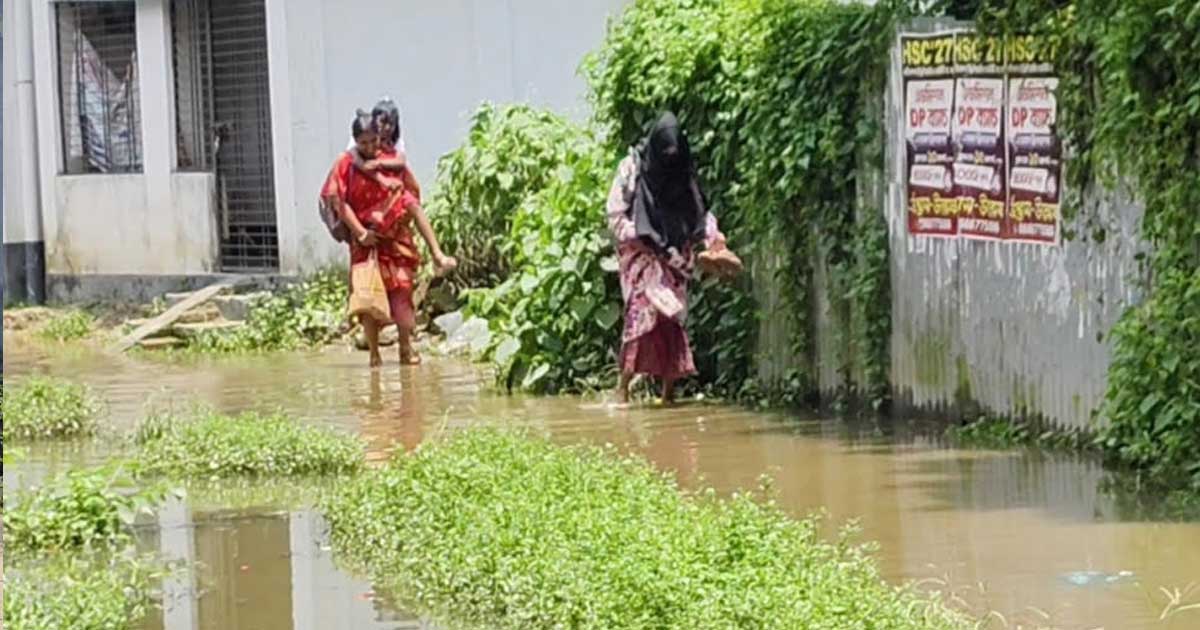 অল্প বৃষ্টিতেই মাগুরা শহরে জলাবদ্ধতা, দুর্ভোগে নগরবাসী