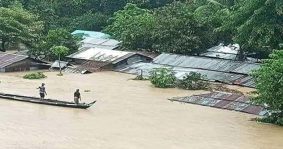 কক্সবাজারে বন্যায় পানিবন্দি ৩ লক্ষাধিক মানুষ, ২ শিশুর মৃত্যু