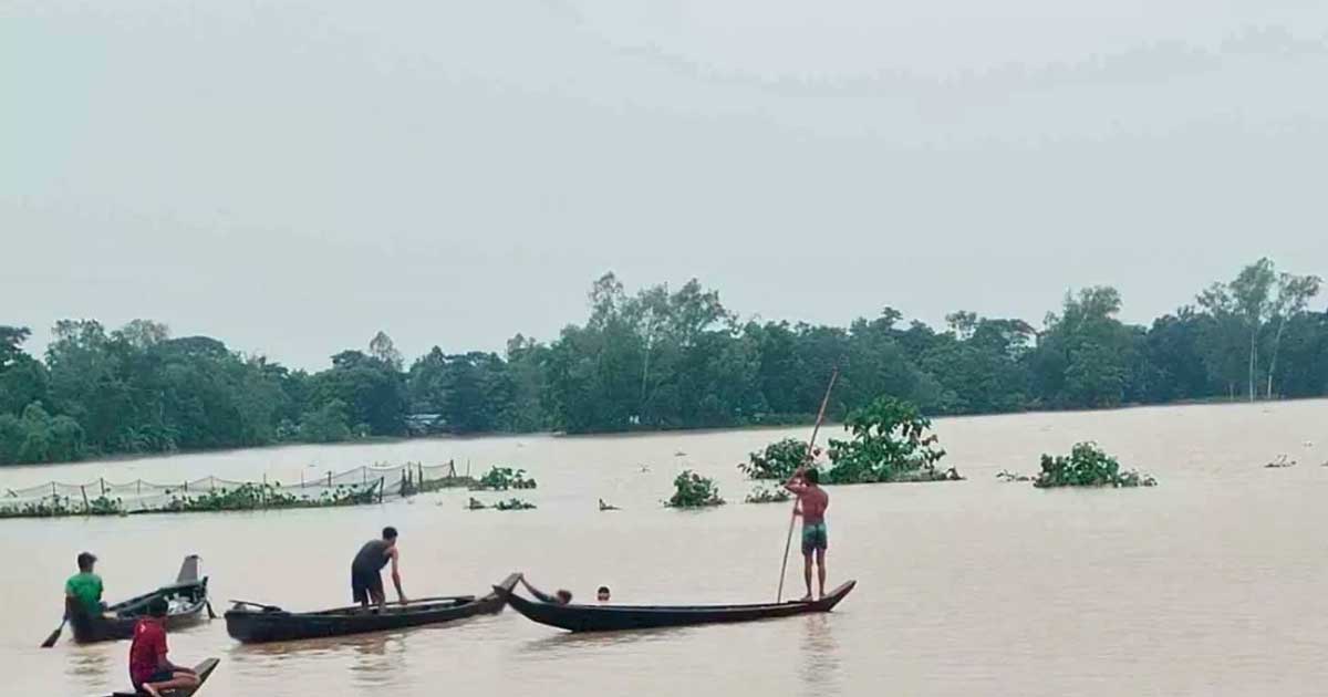 মেয়েদের নিয়ে আশ্রয়ে যাচ্ছিলেন বাবা, নৌকা উল্টে ভেসে গেল ২ মেয়ে